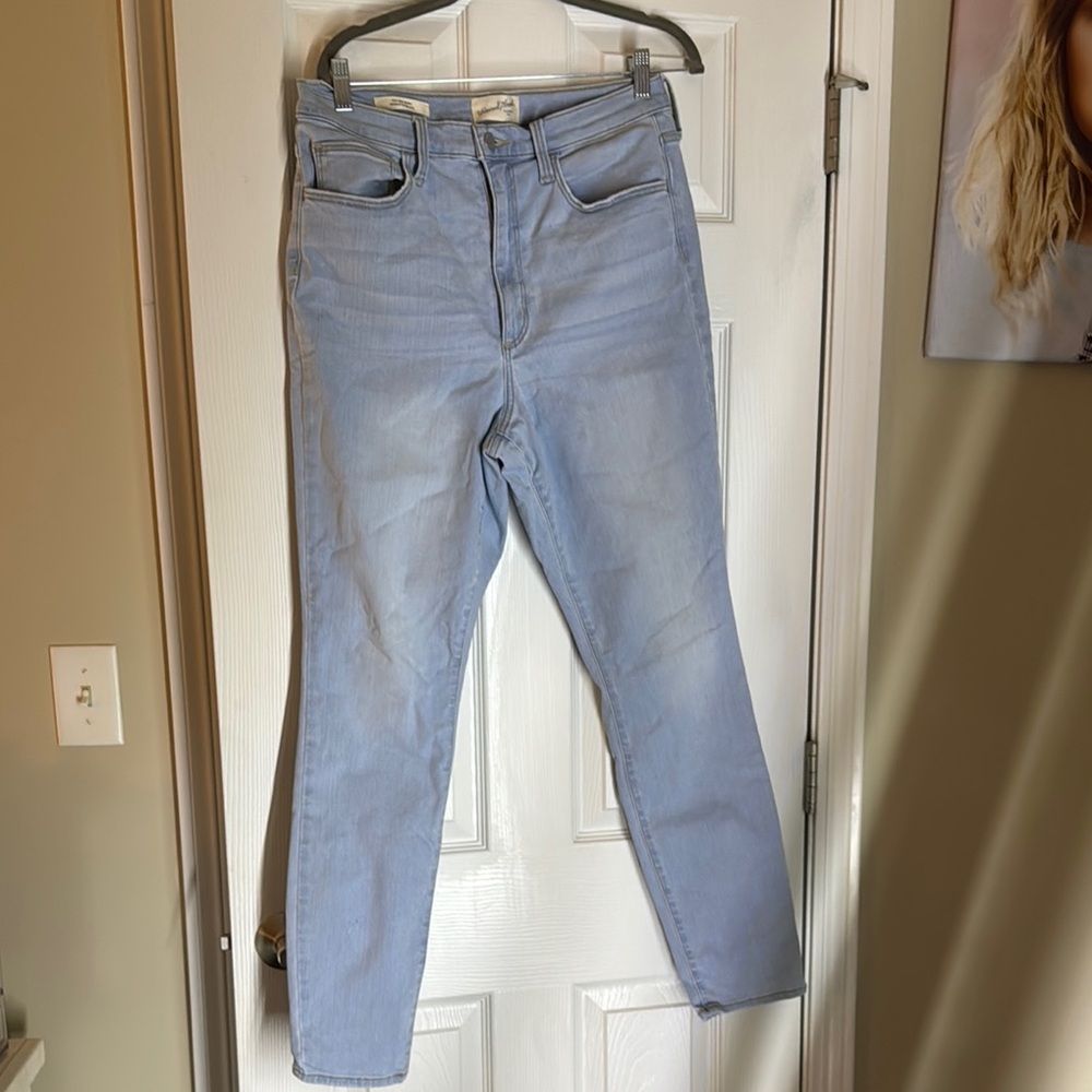 Universal Thread Women's High Rise Jeans - Soft Blue